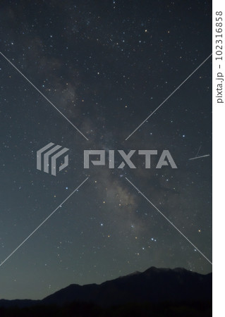 北杜市白州町、鳳凰三山の上の天の川とさそり座 102316858