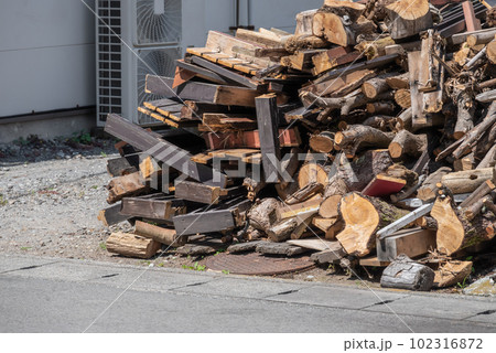 大量に積まれた廃木材 102316872