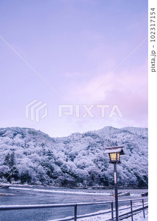 冬の京都 雪に覆われた早朝の嵐山 冬の京都 雪に覆われた早朝の嵐山 102317154