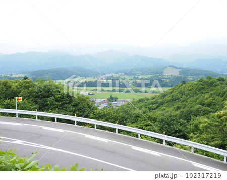 春の箱岩峠【新潟県新発田市】 102317219