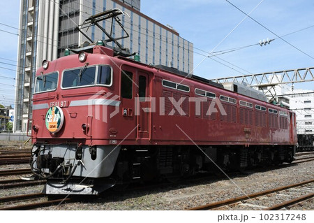 車両基地に停車するEF81形電気機関車（寝台特急出羽ヘッドマーク掲出） 102317248