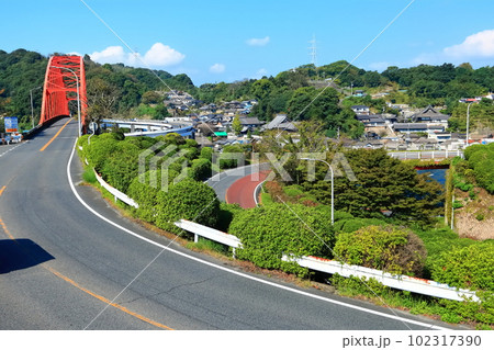 【広島県】秋晴れの音戸大橋 102317390