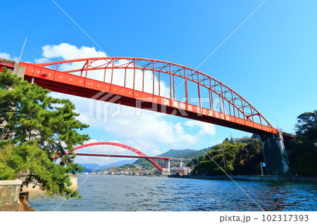 【広島県】秋晴れの音戸大橋と第二音戸大橋 102317393