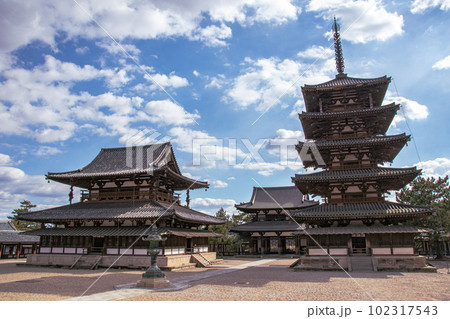 奈良の法隆寺のきれいな青空と国宝 奈良の法隆寺のきれいな青空と国宝 102317543