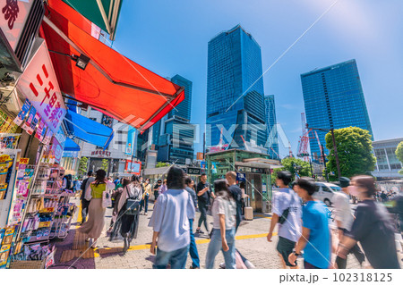 日本の東京都市景観 子供の日・マ無しの方増加…紫外線に注意。マスクからUV、スキンケアに＝5日、渋谷 102318125