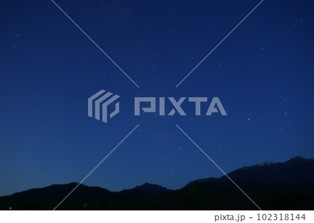 北杜市白州町、夜明け前の消えゆく天の川とさそり座 102318144