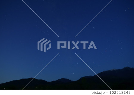 北杜市白州町、夜明け前の消えゆく天の川とさそり座 102318145