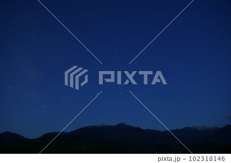 北杜市白州町、夜明け前の消えゆく天の川とさそり座 102318146