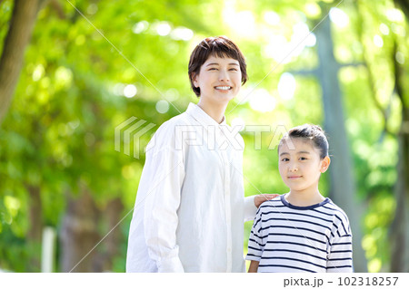 笑顔で並ぶ大人と子供 笑顔で並ぶ大人と子供 102318257