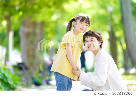 笑顔で並ぶ大人と子供 102318260