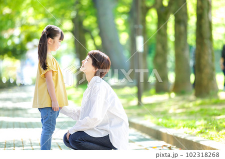 笑顔で並ぶ大人と子供 笑顔で並ぶ大人と子供 102318268