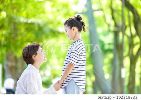 笑顔で並ぶ大人と子供 笑顔で並ぶ大人と子供 102318333