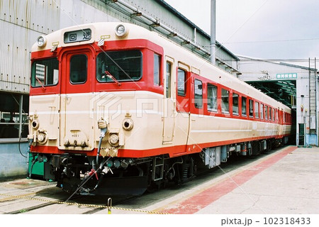 解体を待つキハ58系の訓練車（キヤ28 1とキハ58 75） 102318433