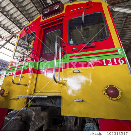 タイ・メークロン駅に停車中の鮮やかな列車  Mae Klong station, Thailand 102318517