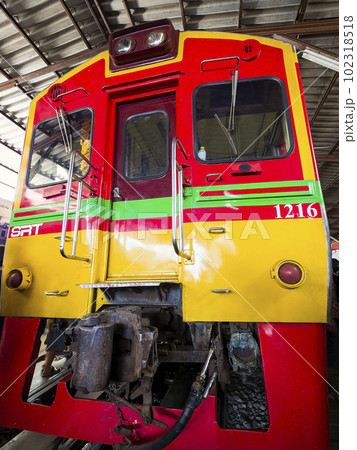 タイ・メークロン駅に停車中の鮮やかな列車  Mae Klong station, Thailand 102318518