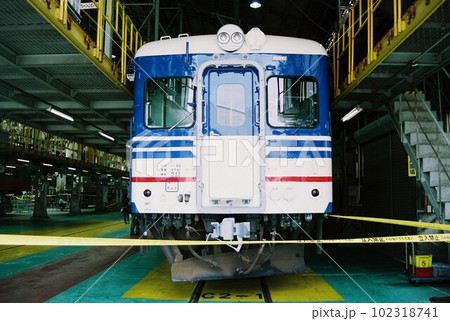 車両基地に停車するキハ52形ディーゼルカー 102318741
