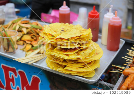 Closeup of grilled rice paper with egg or Vietnamese pizza 102319089