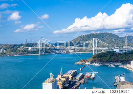 福岡県北九州市　門司港レトロ展望室から眺める門司港と関門橋 102319194