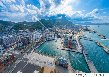 福岡県北九州市　門司港レトロ展望室から眺める門司港の街並み 102319212