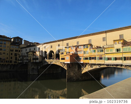 イタリア、フィレンツェのヴェッキオ橋(Ponte Vecchio) 102319736