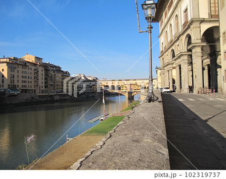 イタリア、フィレンツェのヴェッキオ橋(Ponte Vecchio) 102319737