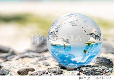 ガラスの地球シリーズ　空と砂浜 102319782