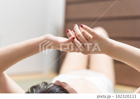 下着姿の女性と結婚指輪 102320111