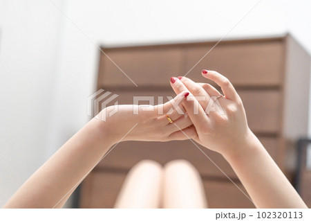 結婚指輪を見つめる女性 結婚指輪を見つめる女性 102320113