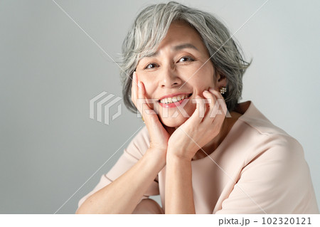 エレガントな女性ポートレート 102320121