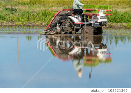 田植え機での田植え作業イメージ 102321365