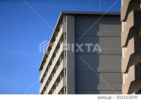 青空と集合住宅 102321670