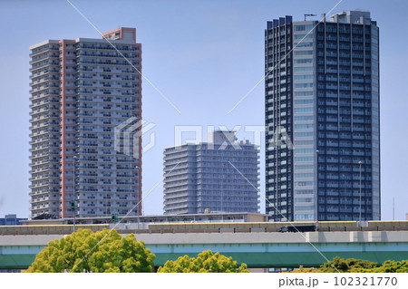 辰巳の高架道路とマンション群 102321770