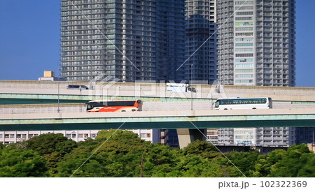 辰巳の高架道路とマンション群 102322369