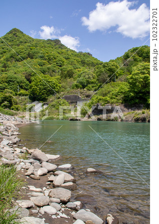 初夏のあづま親水公園から見る吾妻川の流れ 102322701