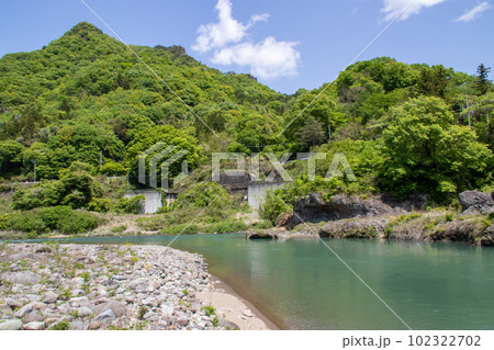 初夏のあづま親水公園から見る吾妻川の流れ 102322702