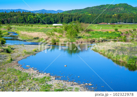 都幾川　槻川合流地点　新緑の風景 102322978