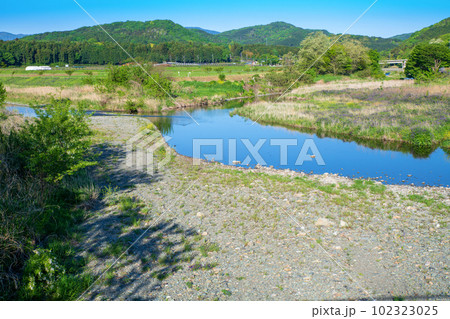 都幾川 槻川合流地点 新緑の風景 都幾川 槻川合流地点 新緑の風景 102323025