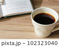 ほっとくつろぐコーヒー、　コーヒーのリラックスイメージ、（レトロな洋書と珈琲） 102323040
