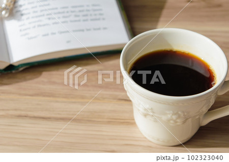 ほっとくつろぐコーヒー、　コーヒーのリラックスイメージ、（レトロな洋書と珈琲） 102323040
