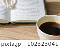 ほっとくつろぐコーヒー、　コーヒーのリラックスイメージ、（レトロな洋書と珈琲） 102323041