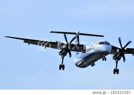 大阪国際空港 ANA ボンバルディア DHC8-Q400 プロペラ機 着陸態勢 千里川尻 大阪国際空港 ANA ボンバルディア DHC8-Q400 プロペラ機 着陸態勢 千里川尻 102323107