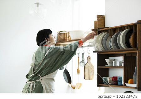 女性　料理　イメージ　後ろ姿 102323475