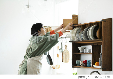 女性　料理　イメージ　後ろ姿 102323476