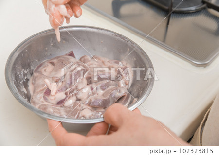 【下処理が終わった豚レバーに片栗粉とサラダ油を混ぜる】 102323815