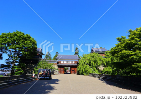 快晴の空に映える真田の上田城(南櫓・北櫓・ 東虎口櫓門) 102323982