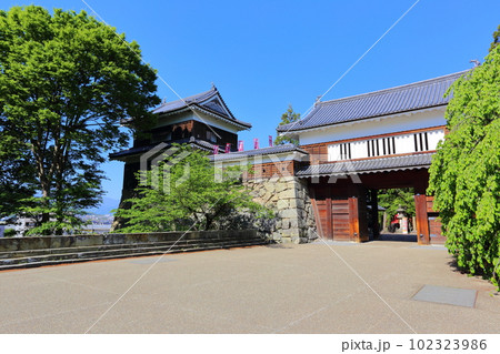 快晴の空に映える真田の上田城(南櫓・ 東虎口櫓門) 102323986