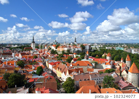 エストニア 高台の展望台から望む中世の面影を残す世界遺産タリン旧市街の街並み エストニア 高台の展望台から望む中世の面影を残す世界遺産タリン旧市街の街並み 102324077