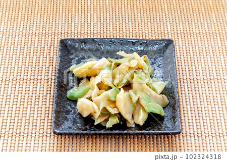 お皿に盛ったザーサイの油炒め お皿に盛ったザーサイの油炒め 102324318