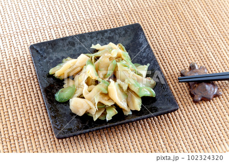 お皿に盛ったザーサイの油炒め、箸あり お皿に盛ったザーサイの油炒め、箸あり 102324320