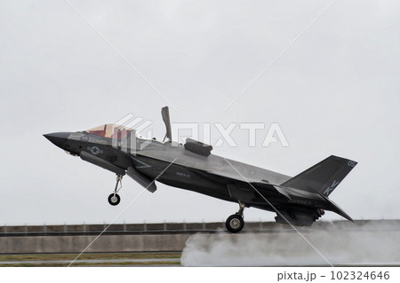 短距離離陸するF-35B戦闘機 短距離離陸するF-35B戦闘機 102324646